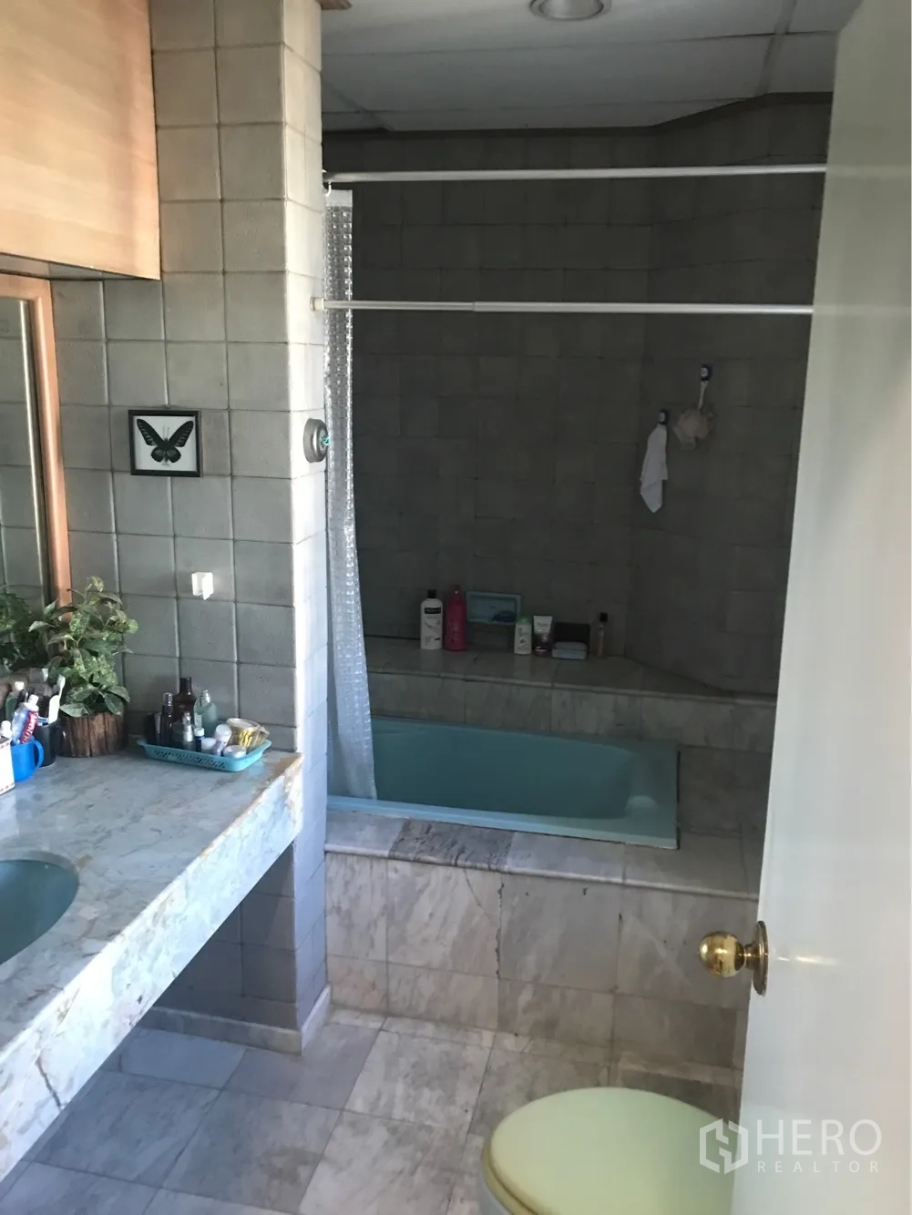 คอนโด ให้เช่าหรือขายในWatthana, Bangkok - ห้องน้ำเคาน์เตอร์หินอ่อน พร้อมอ่างอาบน้ำบิ้วท์อินและผนังกระเบื้อง