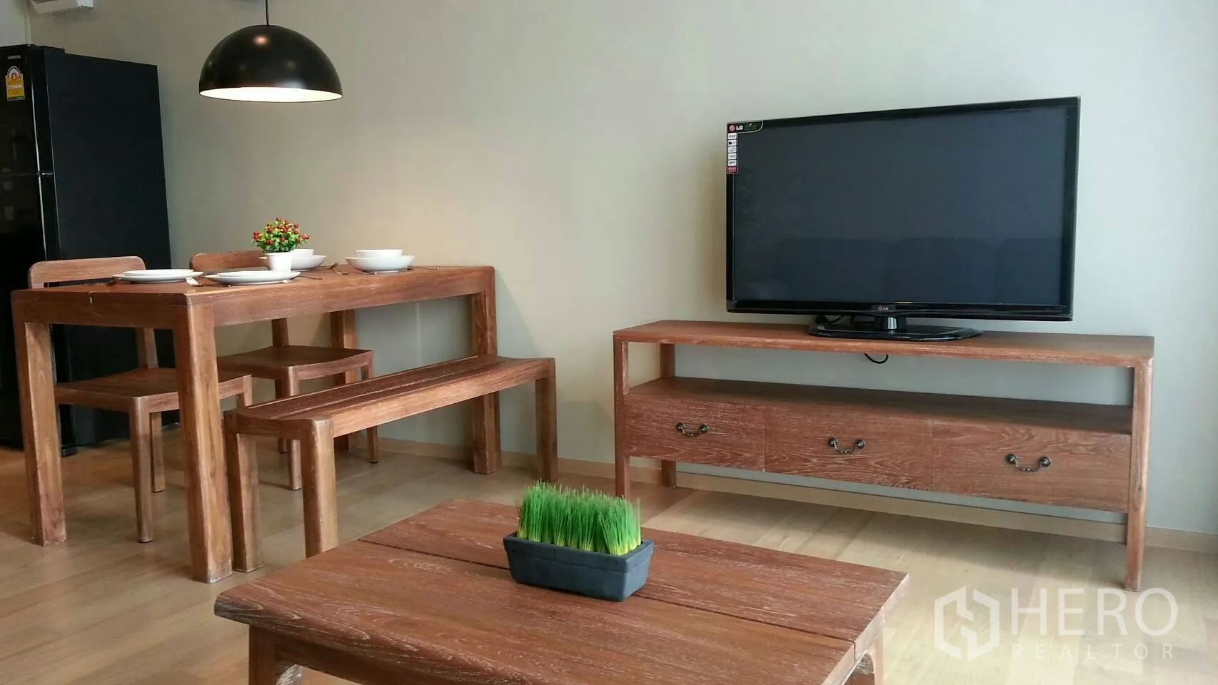 คอนโด ให้เช่าหรือขายในWatthana, Bangkok - โซนรับแขกและทานอาหารแบบเปิดโล่ง เฟอร์นิเจอร์ไม้ ทีวีจอแบน และพื้นลามิเนตสีอ่อน