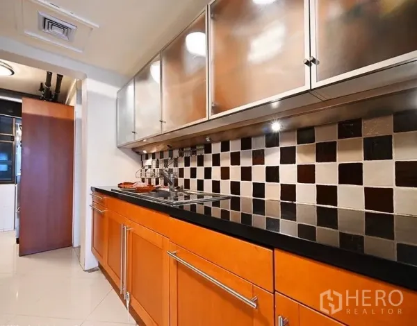 Condominium for rent in Pathum Wan, Bangkok - Galley kitchen featuring frosted upper cabinets, checkered tile backsplash, and black stone counters.