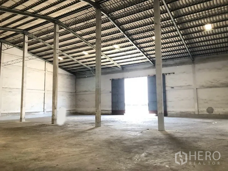 คลังสินค้า ให้เช่าในLat Krabang, Bangkok - ฮอลล์โกดังขนาดใหญ่ มีประตูเปิดกว้างเชื่อมลานขนถ่าย เพดานสูงและเสาคอนกรีตหลายต้น