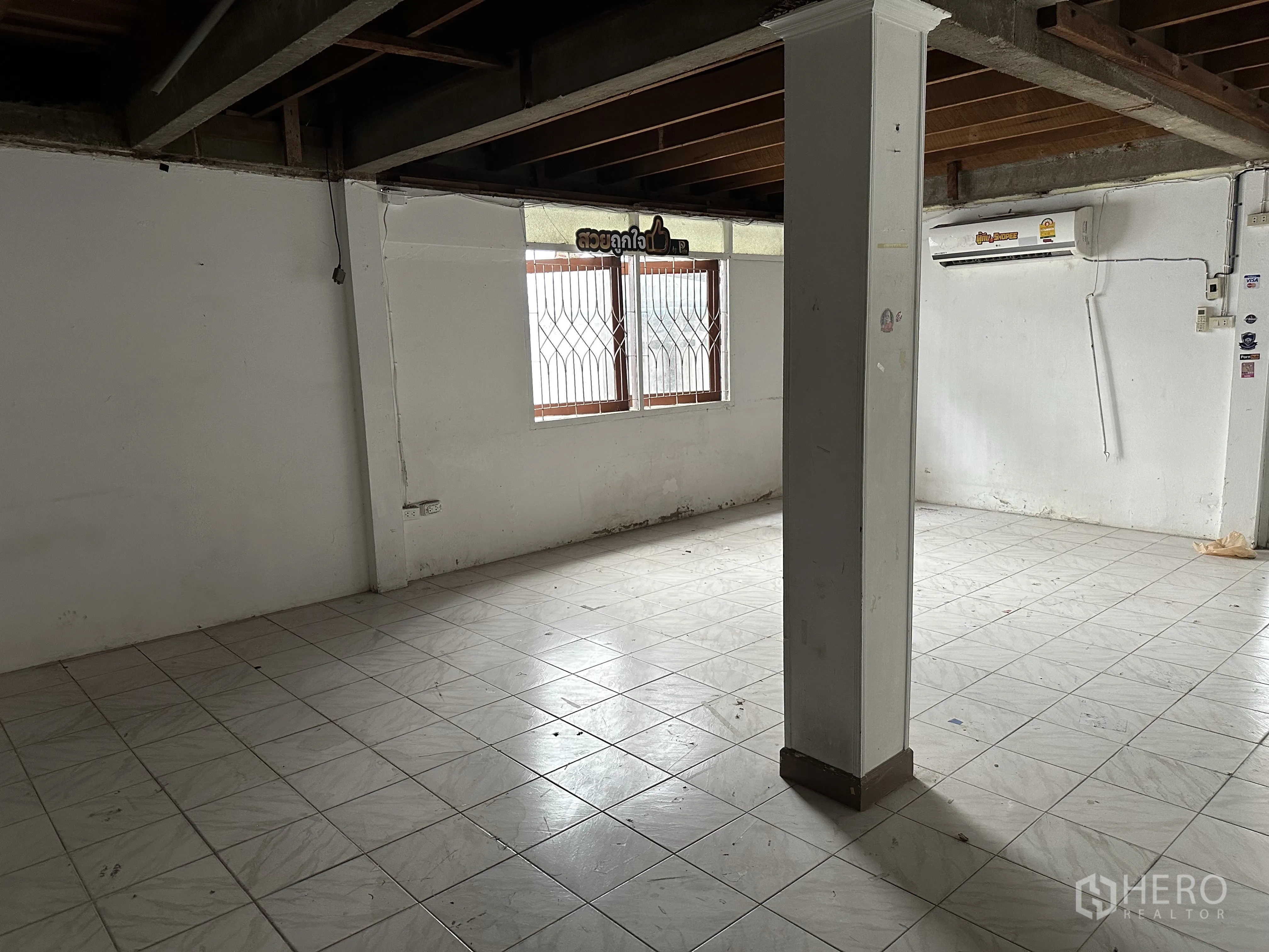 โฮมออฟฟิศ for rent in Suan Luang, Bangkok - พื้นที่ชั้นล่างปูกระเบื้องมีเสาและหน้าต่างติดเหล็กดัด