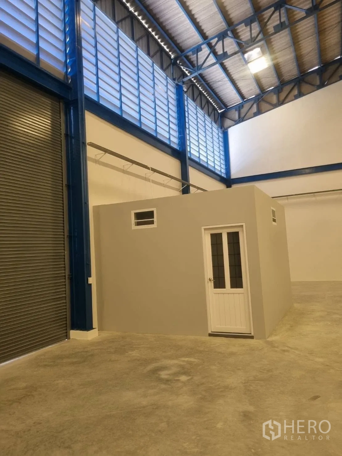 Warehouse for rent in Thepharak, Nakhon Ratchasima - Close-up of the built office room inside the warehouse next to the shutter door.