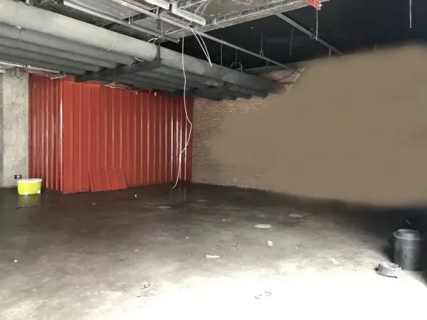 零售空间 出租在Khlong Toei, Bangkok - 角落区域设红色金属墙与砖墙，天花裸露管线。