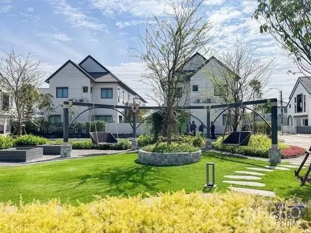 บ้าน ให้เช่าในBang Sao Thong, Samut Prakan - สวนส่วนกลาง สนามหญ้าเขียวชอุ่ม ชิงช้า และทางเดินจัดภูมิทัศน์