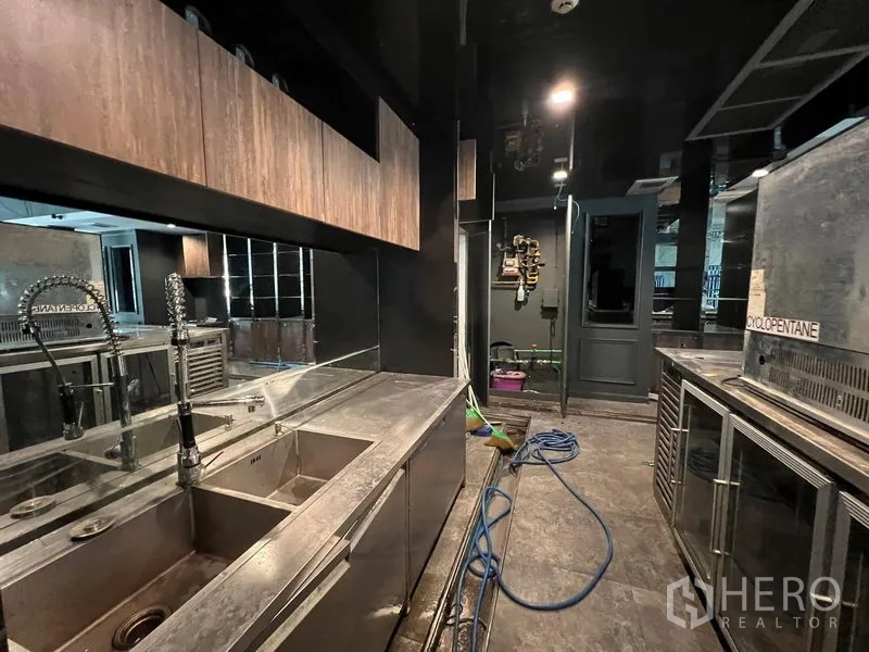 พื้นที่ขายปลีก ให้เช่า - โซนหลังบ้านเชิงพาณิชย์พร้อมอ่างล้างสแตนเลส เคาน์เตอร์ และตู้แช่
