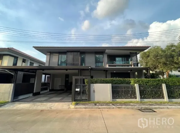 บ้าน ให้เช่าหรือขายในLam Luk Ka, Pathum Thani - บ้านเดี่ยวสองชั้นสไตล์โมเดิร์น มีรั้วและโรงจอดรถคู่ ในอำเภอลำลูกกา ปทุมธานี