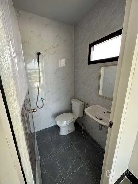 工厂 出租或出售在Sai Noi, Nonthaburi - 带淋浴的卫生间，设马桶与小窗。