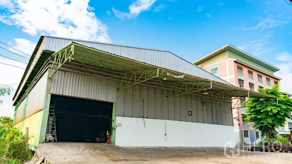 คลังสินค้า ให้เช่าในThanyaburi, Pathum Thani - ด้านหน้าคลังสินค้าโครงเหล็ก ผนังเมทัลชีท ในอำเภอธัญบุรี ปทุมธานี พร้อมหลังคาคลุมจุดขนถ่ายและทางลาด