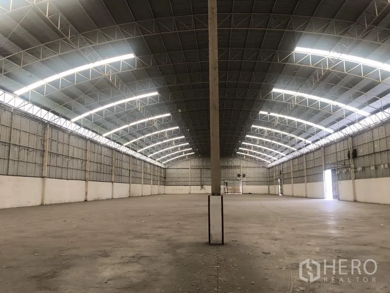 货栈 出租在Bang Pa-in, Phra Nakhon Si Ayutthaya - 仓库中央通透空间，带采光带与混凝土地坪。