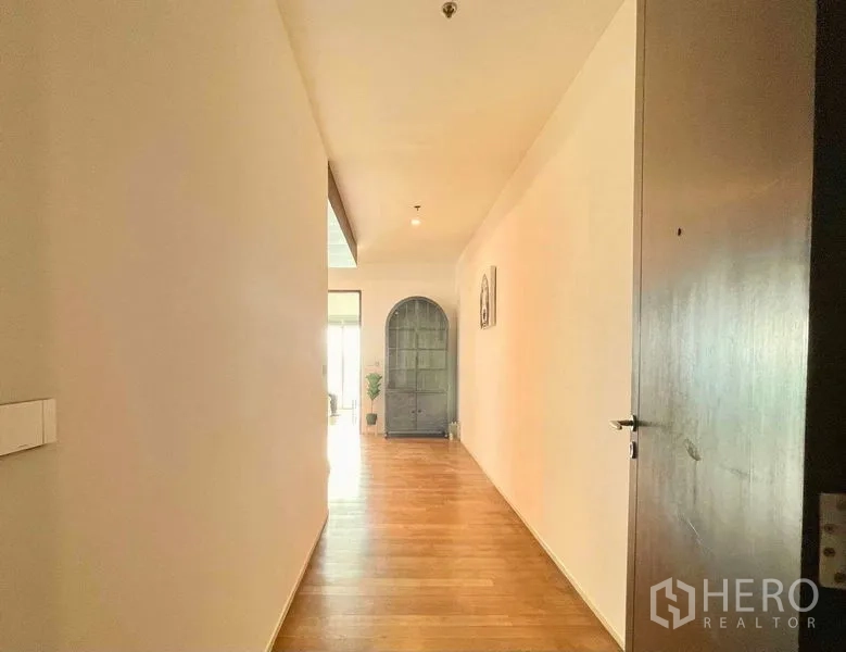 คอนโด ให้เช่าในWatthana, Bangkok - ทางเดินทางเข้าพื้นไม้พร้อมตู้เก็บของทรงโค้ง