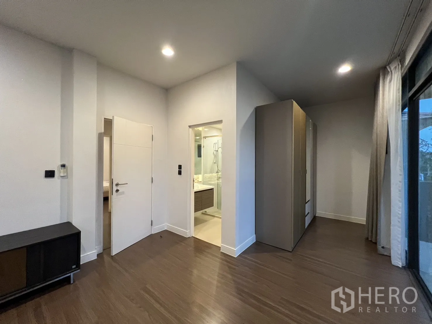 บ้าน ให้เช่าหรือขายในBang Kapi, Bangkok - ห้องน้ำในตัวพร้อมตู้กระจกอาบน้ำและอ่างล้างหน้าโมเดิร์น