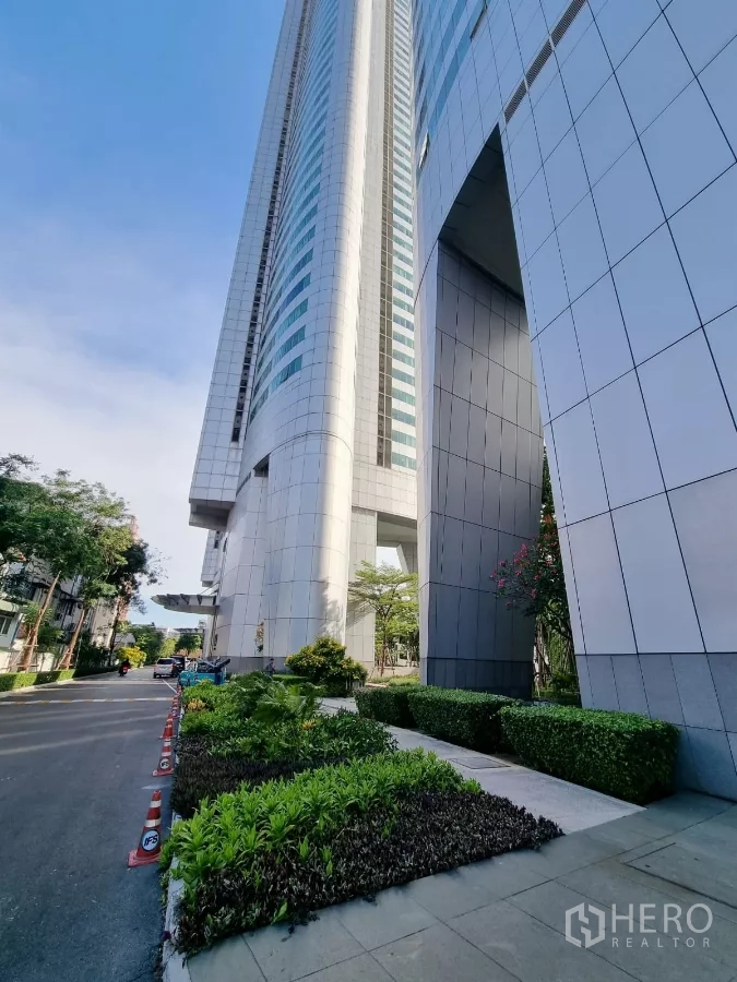 คอนโด ให้เช่าในKhlong Toei, Bangkok - ภาพภายนอกคอนโดตึกสูงสมัยใหม่ พร้อมสวนจัดแต่งหน้าโครงการ