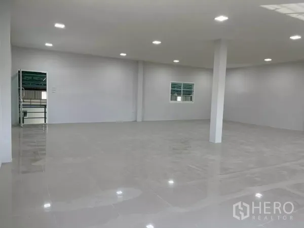 工厂 出租或出售在Bang Phli, Samut Prakan - 二层办公区域，带立柱、窗户和通往仓库的门。
