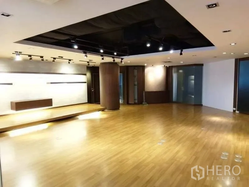 สำนักงาน ให้เช่า - ห้องอเนกประสงค์ขนาดใหญ่ พื้นไม้ เวทีขนาดเล็ก ไฟสปอร์ตไลท์ และเพดานสีเข้ม