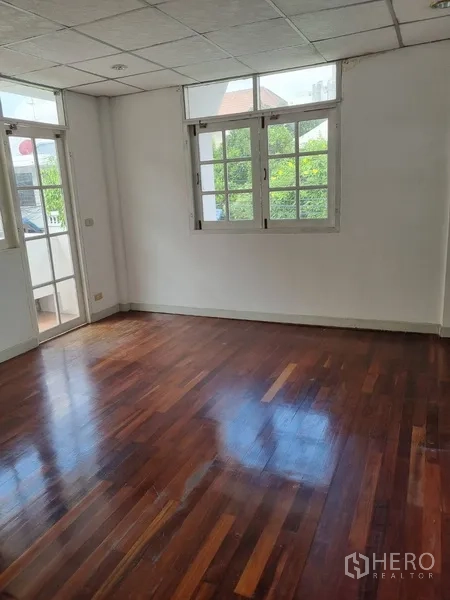 บ้าน ให้เช่าหรือขายในSathon, Bangkok - ห้องนอนสว่างพร้อมหน้าต่างหลายบานและทางออกระเบียง