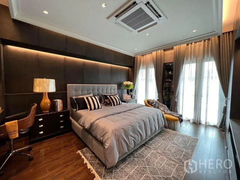 บ้าน ขายในYan Nawa, Bangkok - ห้องนอนโทนเข้ม มีโต๊ะทำงาน ม่านสูงจรดเพดาน และทางออกสู่ระเบียง