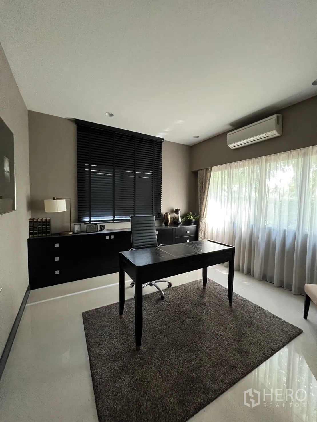 Detached House for rent or sale in Bang Kapi, Bangkok - Second view of the home office with rug, black desk and natural light.