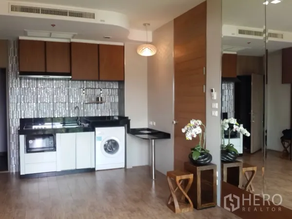 คอนโด ให้เช่าในWatthana, Bangkok - ครัวบิลท์อินสไตล์โมเดิร์น เคาน์เตอร์หิน อ่างล้างจาน กระเบื้องแบ็กสแพลชเงา พร้อมเครื่องซักผ้า ในคอนโดเอกมัย