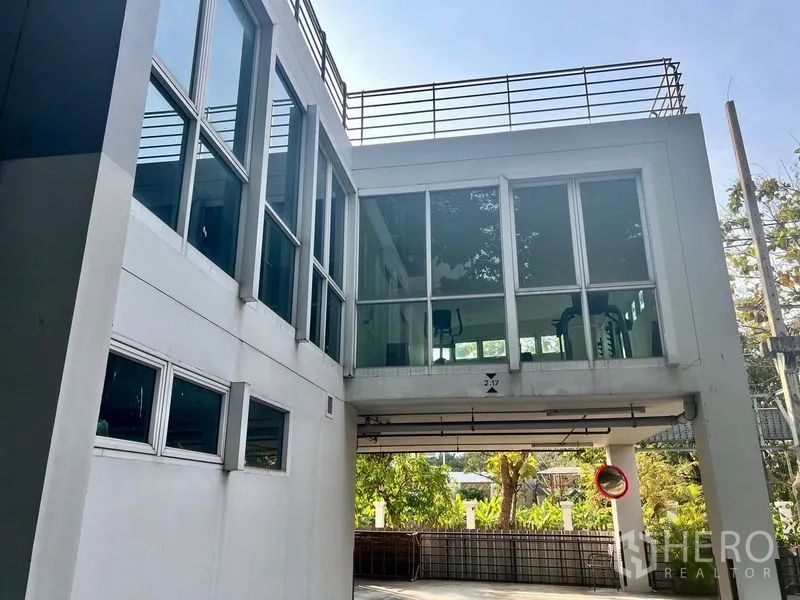 คอนโด ให้เช่าในBang Kho Laem, Bangkok - ด้านนอกคอนโดมีห้องฟิตเนสกระจกบนทางเชื่อมลอยฟ้า เหนือพื้นที่สวน