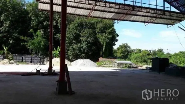 โรงงาน ขายในPhanat Nikhom, Chon Buri - ส่วนโกดังเปิดโล่งมองออกไปยังลานและต้นไม้เขียว