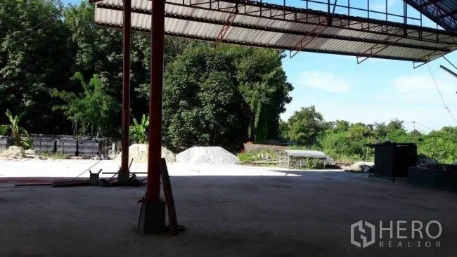 โรงงาน ขายในPhanat Nikhom, Chon Buri - ส่วนโกดังเปิดโล่งมองออกไปยังลานและต้นไม้เขียว