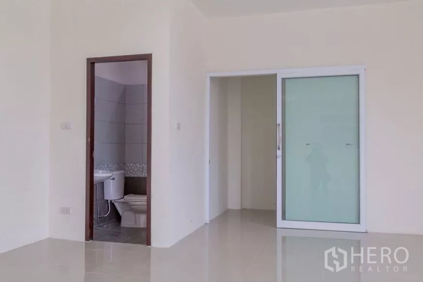 工厂 出租在Phra Samut Chedi, Samut Prakan - 办公室区域的卫生间与磨砂玻璃推拉门