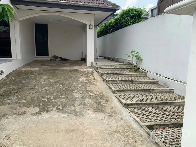 บ้าน ให้เช่าในKhlong Toei, Bangkok - ที่จอดรถในร่มและทางรถกว้าง พร้อมบันไดคอนกรีตด้านข้าง