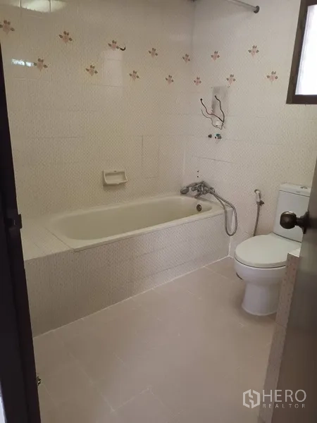 คอนโด ให้เช่าในDin Daeng, Bangkok - ห้องน้ำที่สองมีอ่างอาบน้ำ โถสุขภัณฑ์ และผนังกระเบื้องลายดอก