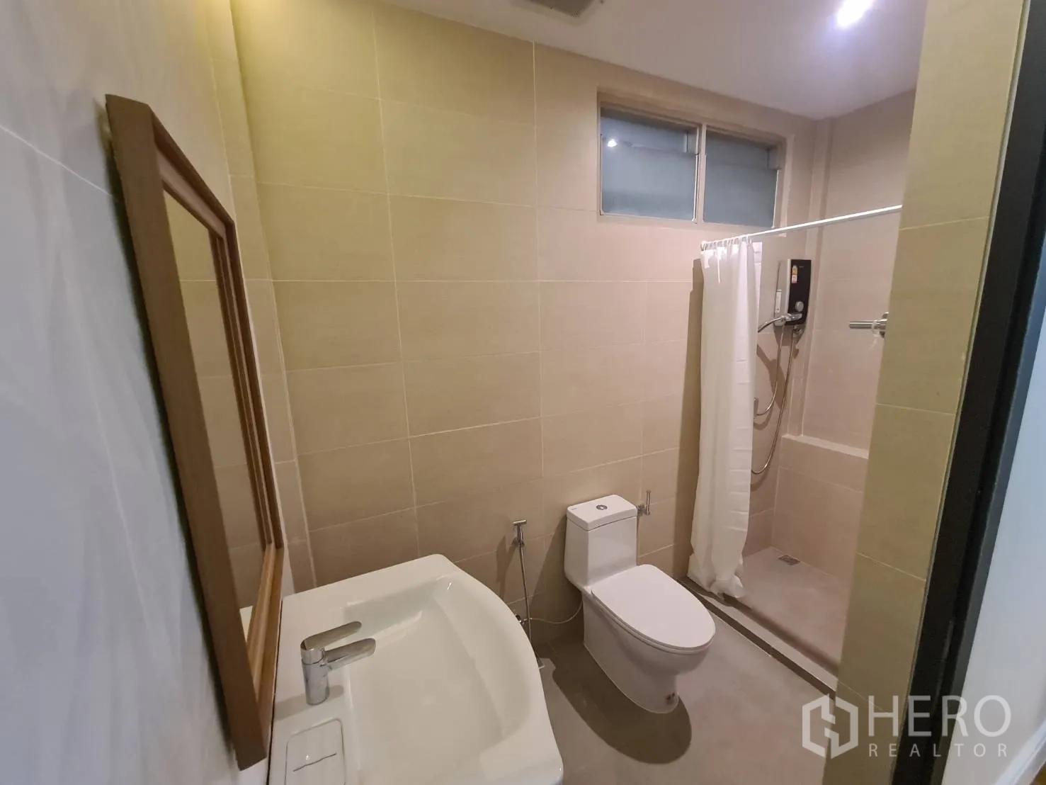 บ้าน ให้เช่าในKhlong Toei, Bangkok - ห้องน้ำพร้อมพื้นที่อาบน้ำ อ่างล้างหน้า และกระเบื้องโทนอุ่น