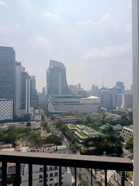 Condominium for rent in Pathum Wan, Bangkok - High-floor balcony view of Bangkok city with modern office towers.
