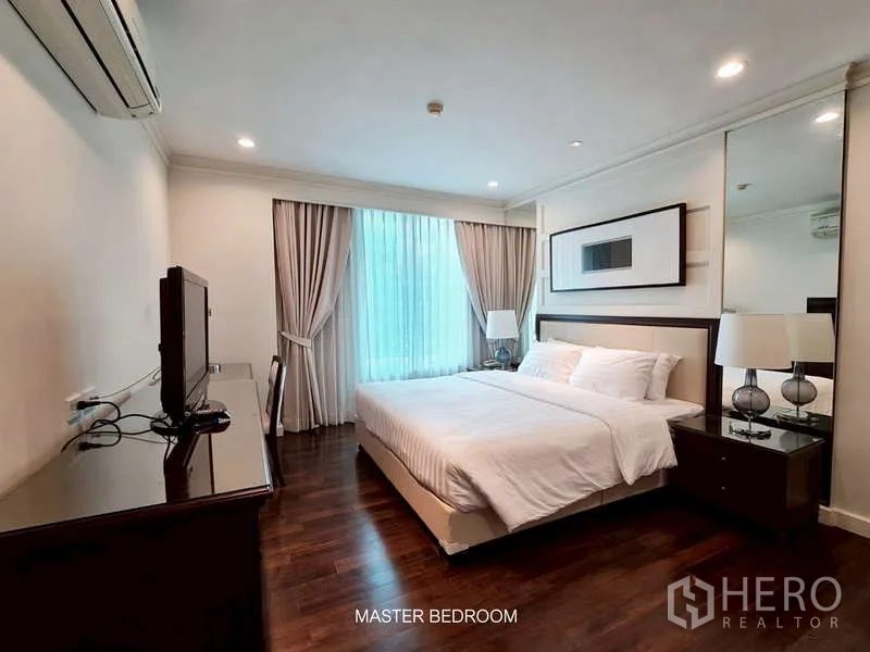 พื้นที่ขายปลีก ให้เช่าในWatthana, Bangkok - ห้องนอนมาสเตอร์พร้อมเตียง โคมไฟหัวเตียง และตู้ทีวี