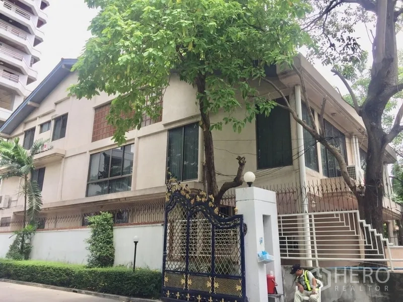 ทาวน์เฮาส์ ให้เช่าในWatthana, Bangkok - มุมอาคารพร้อมประตูรั้วลวดลาย บันไดทางขึ้น และต้นไม้สูง