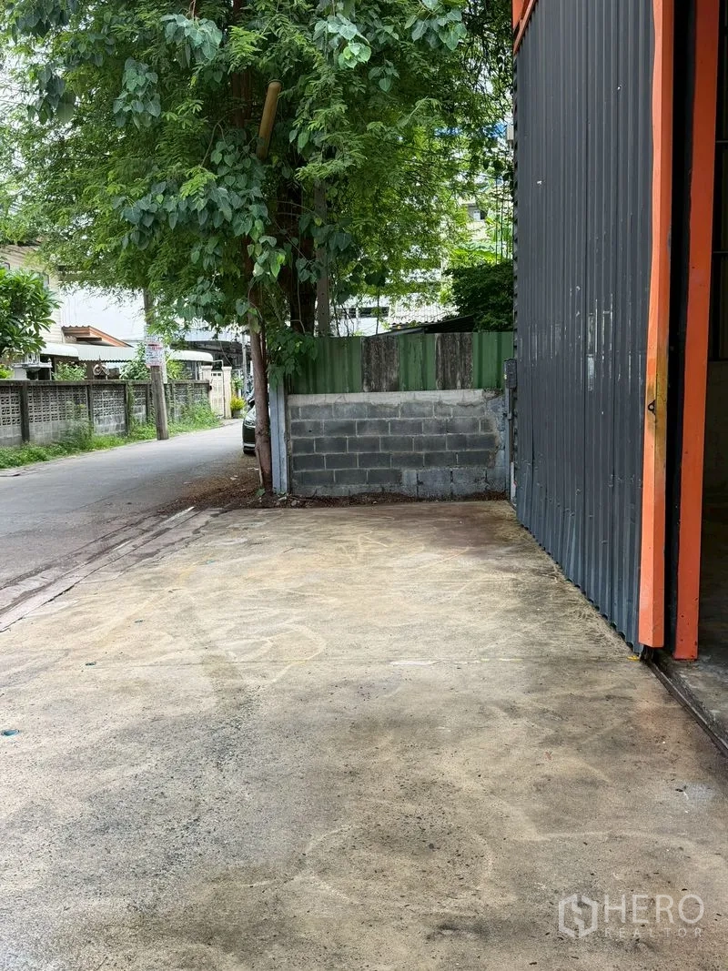 Warehouse for rent in Lat Phrao, Bangkok - Front loading and parking area beside the street.