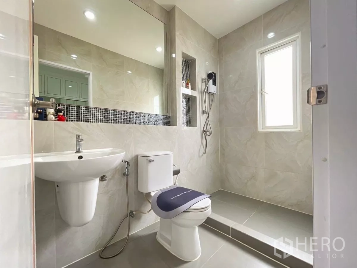 独立式住宅 出租在Bang Khen, Bangkok - 采光明亮的浴室，步入式淋浴区、大镜面与窗户。