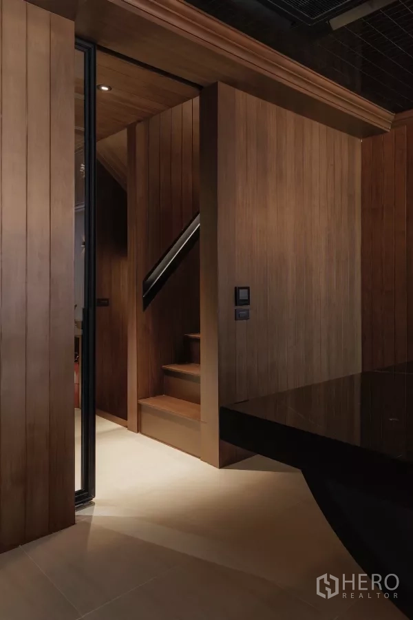 办公空间 出租在Bang Rak, Bangkok - 楼梯转角特写，旁为深色石面会议桌