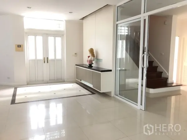 บ้าน ให้เช่าหรือขายในLat Phrao, Bangkok - โถงทางเข้ากว้าง ประตูบานคู่ กั้นห้องกระจกบานเลื่อน และบันไดไม้