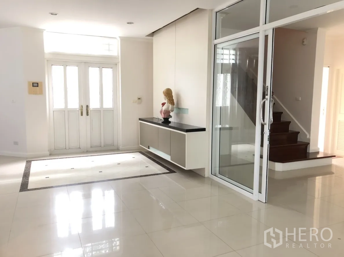 บ้าน ให้เช่าหรือขายในLat Phrao, Bangkok - โถงทางเข้ากว้าง ประตูบานคู่ กั้นห้องกระจกบานเลื่อน และบันไดไม้