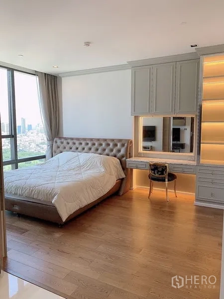 公寓 出售 - 宽敞卧室，软包床头，内置梳妆台与木地板。