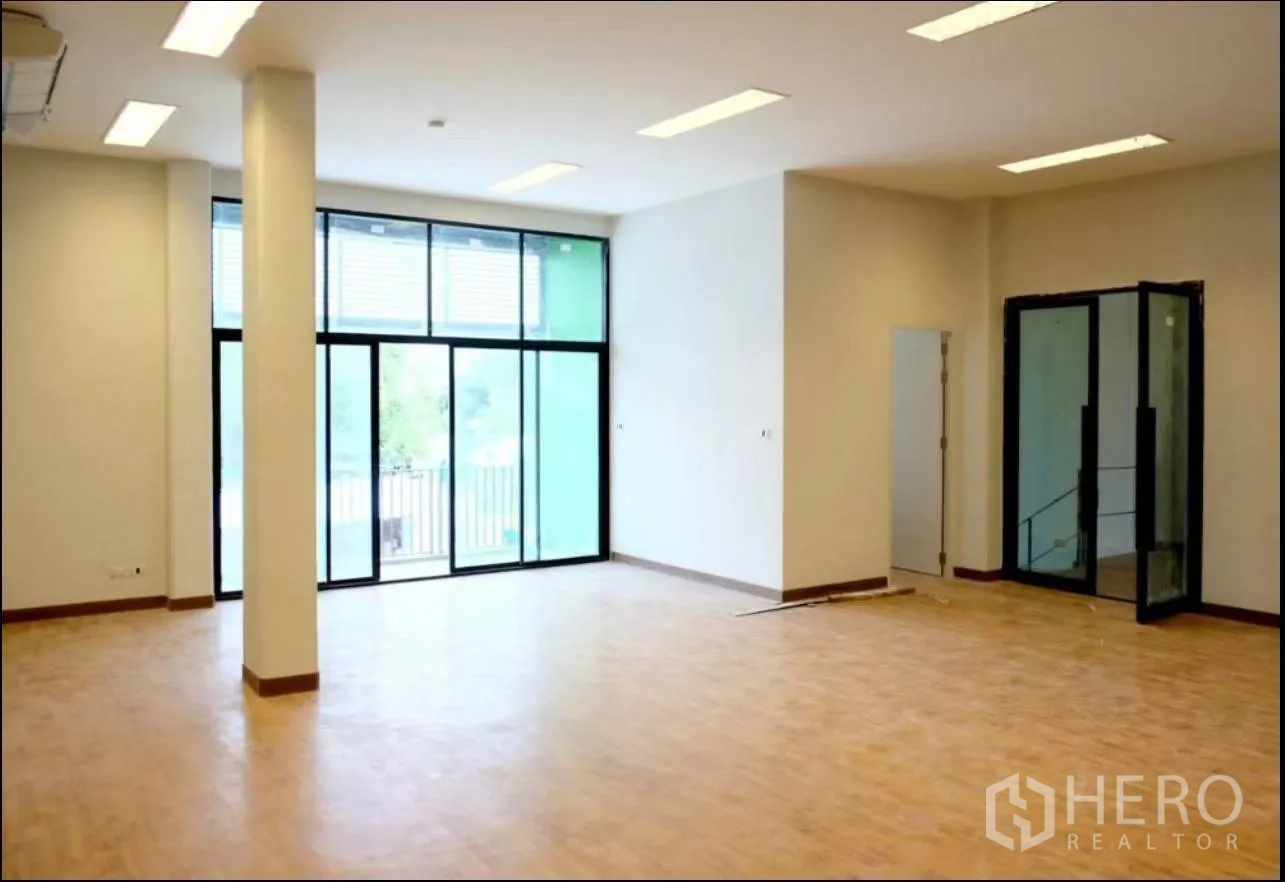工厂 出租在Samut Prakan - 明亮办公大堂，落地推拉玻璃门与独立入口。