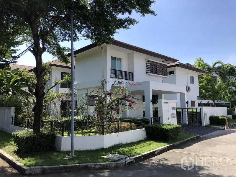 Detached House for rent in Saphan Sung, Bangkok - Modern two-storey detached house with landscaped garden and gated frontage on a quiet street.