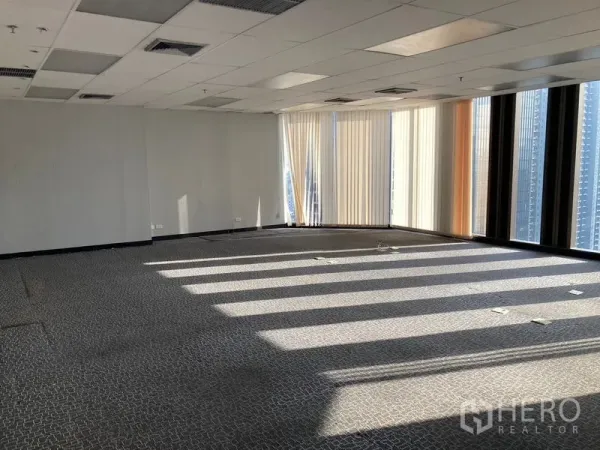 สำนักงาน ให้เช่า - สำนักงานมุมกว้าง ปูพรม ฝ้าเพดานหลุม หน้าต่างกระจกเต็มบานพร้อมมู่ลี่ วิวเมือง