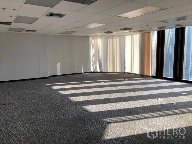 สำนักงาน ให้เช่า - สำนักงานมุมกว้าง ปูพรม ฝ้าเพดานหลุม หน้าต่างกระจกเต็มบานพร้อมมู่ลี่ วิวเมือง