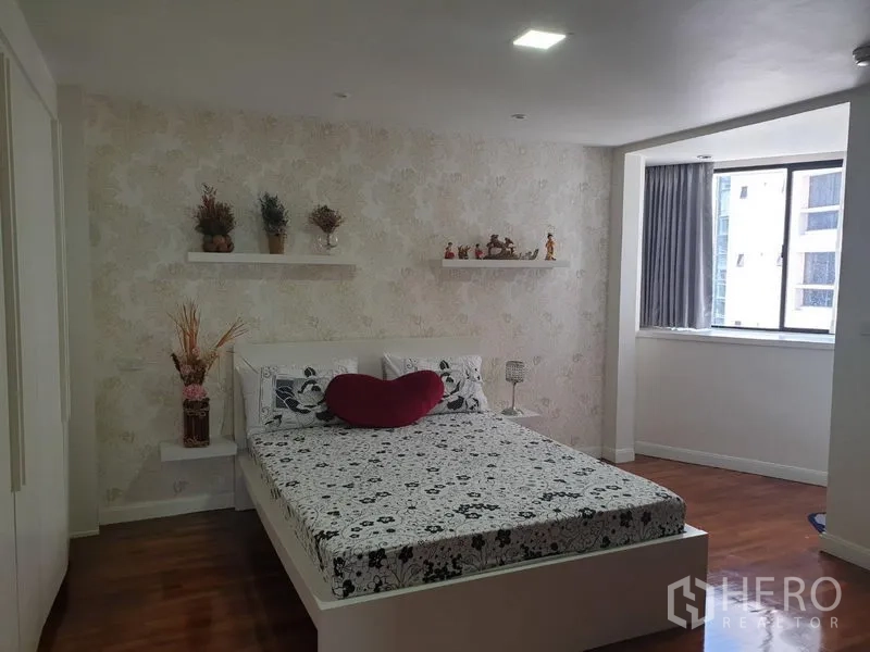 公寓 出租在Khlong Toei, Bangkok - 明亮卧室，花纹特色墙与悬浮置物架，设大窗户。