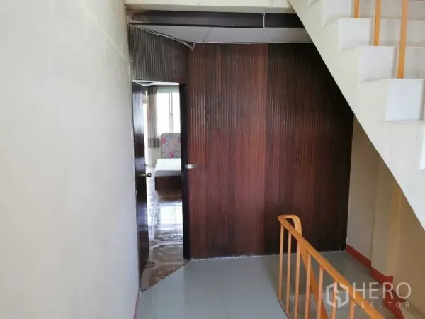 อาคารพาณิชย์ ให้เช่าในSuan Luang, Bangkok - ชานพักบันไดกั้นผนังไม้พร้อมประตูทางเข้าสู่ห้องนอน