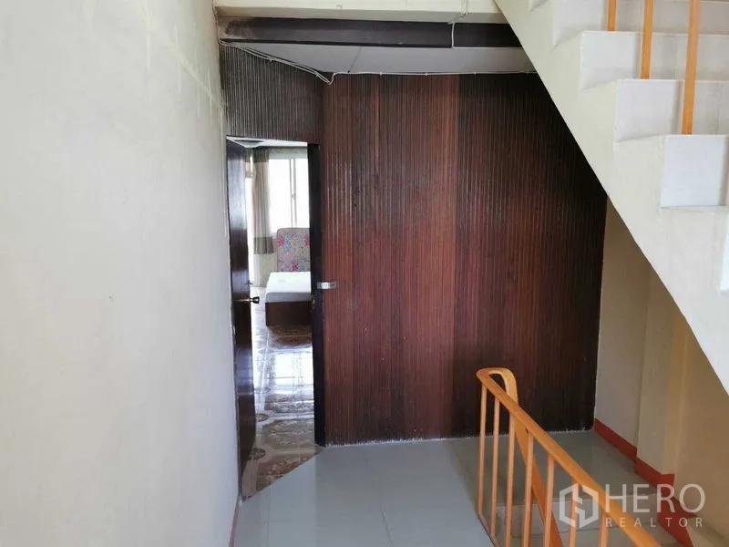 อาคารพาณิชย์ ให้เช่าในSuan Luang, Bangkok - ชานพักบันไดกั้นผนังไม้พร้อมประตูทางเข้าสู่ห้องนอน