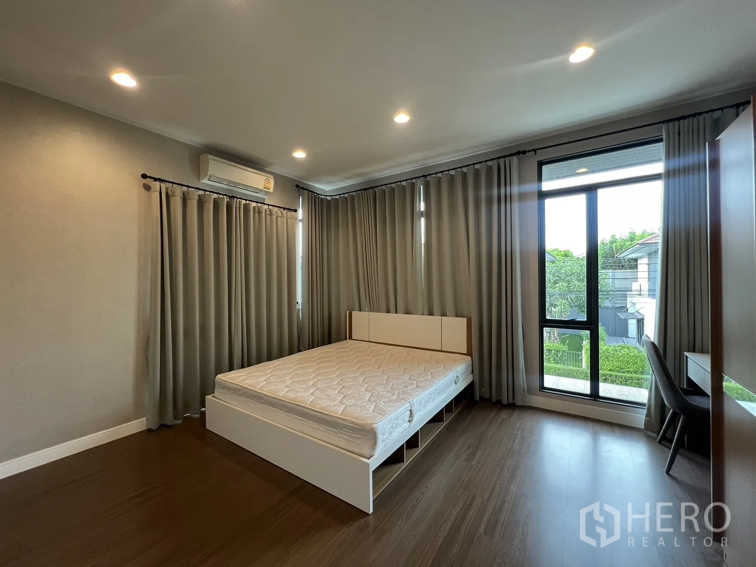 บ้าน ให้เช่าในBang Kapi, Bangkok - ห้องนอนที่สอง พร้อมตู้เสื้อผ้าและประตูทางเดิน