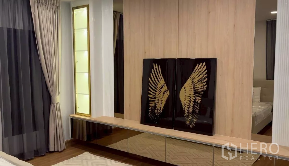 独立式住宅 出租在Bang Phli, Samut Prakan - 主卧特写，金色翅膀艺术画与发光展示柜。