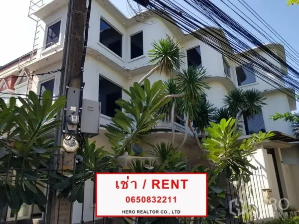 办公空间 出租在Phra Khanong, Bangkok - 三层办公楼外立面，转角窗与热带绿植及出租标识。