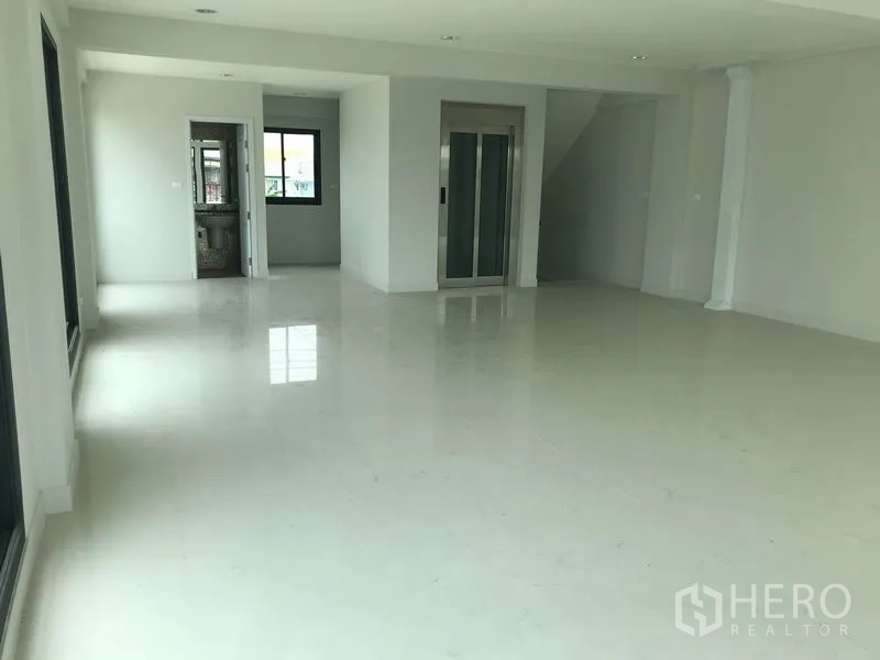 สำนักงานที่บ้าน ให้เช่าในSuan Luang, Bangkok - ชั้นสำนักงานกว้างโล่ง มีลิฟต์ส่วนตัว หน้าต่างและบันไดในตัว