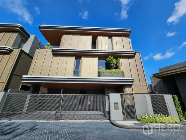 บ้าน ให้เช่าในWang Thonglang, Bangkok - ด้านหน้าบ้านร่วมสมัยหันสู่ถนน พร้อมประตูกว้าง